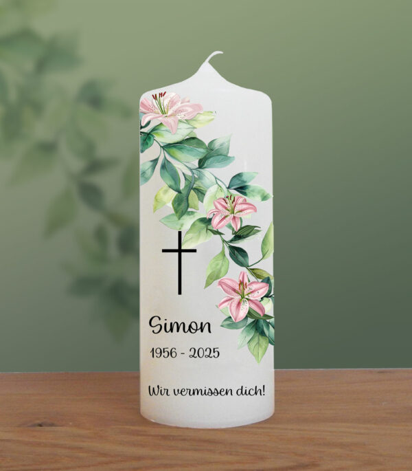 Trauerkerze "Eukalyptusranke mit Lilien und Kreuz", 20 x 7 cm, Spruch: "Wir vermissen dich!", Druckmotiv, personalisiert