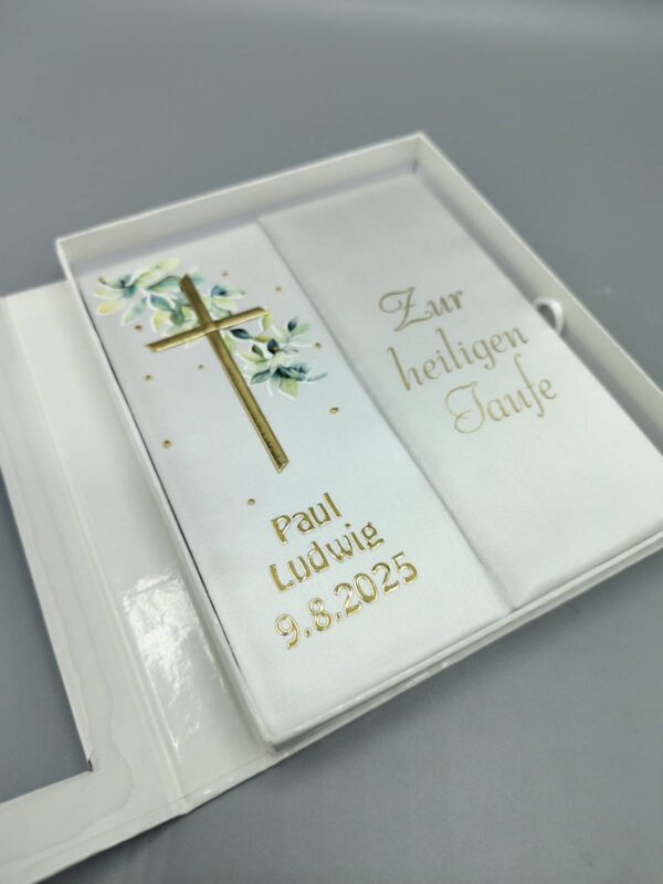 TAUFBRIEF als Ergänzung zur Taufkerze, trägt das gleiche Motiv wie die Taufkerze, für Wachs- und Druckmotive möglich, Aufschrift "Zur heiligen Taufe" in Gold/Silber, innen schöner Taufspruch, in Klappbox mit Klarsichtfenster, personalisiert, schönes Geschenk der Taufpatin_en, - 8 Beispiele in der Produktgalerie – Bild 19