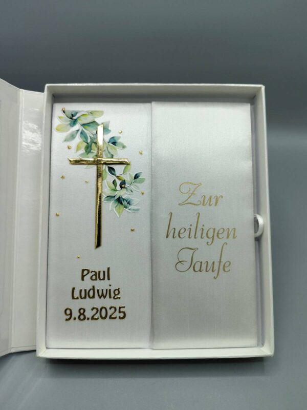 TAUFBRIEF als Ergänzung zur Taufkerze, trägt das gleiche Motiv wie die Taufkerze, für Wachs- und Druckmotive möglich, Aufschrift "Zur heiligen Taufe" in Gold/Silber, innen schöner Taufspruch, in Klappbox mit Klarsichtfenster, personalisiert, schönes Geschenk der Taufpatin_en, - 8 Beispiele in der Produktgalerie – Bild 18