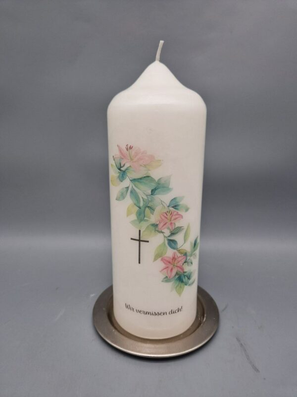 Trauerkerze "Eukalyptus-Ranke mit Lilien und Kreuz", 20 x 8 cm, Druckmotiv, Spruch: "Wir vermissen dich!", OHNE Personalisierung – Bild 2