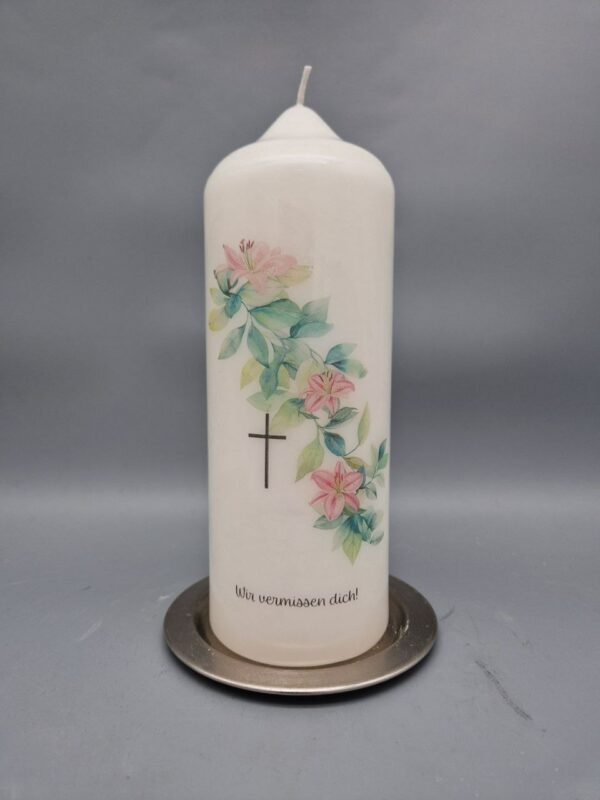 Trauerkerze "Eukalyptus-Ranke mit Lilien und Kreuz", 20 x 8 cm, Druckmotiv, Spruch: "Wir vermissen dich!", OHNE Personalisierung