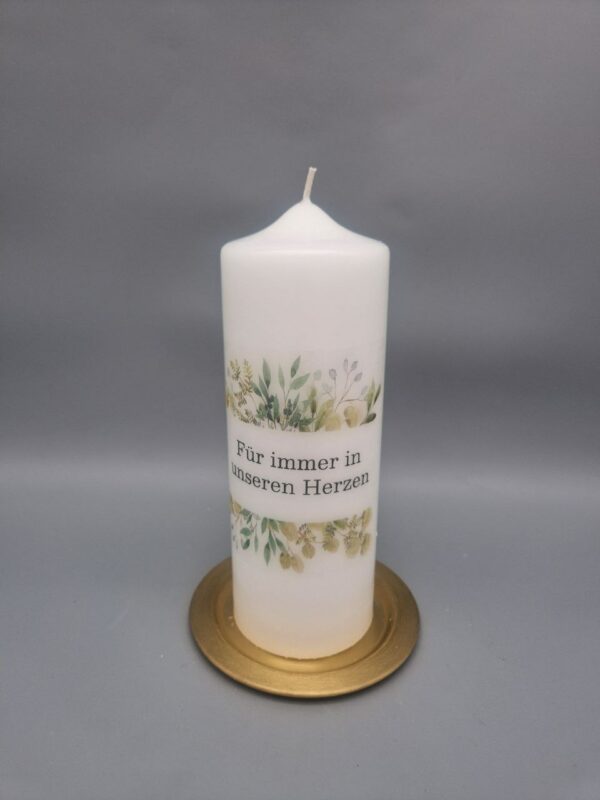 Trauerkerze "Blätterbordüre - Spruch: Für immer in unseren Herzen", 20 x 7 cm, Druckmotiv, OHNE Personalisierung – Bild 3