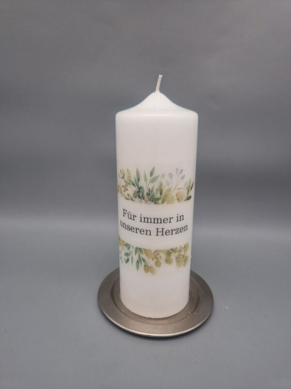 Trauerkerze "Blätterbordüre - Spruch: Für immer in unseren Herzen", 20 x 7 cm, Druckmotiv, OHNE Personalisierung – Bild 4