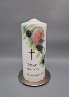 Trauerkerze "Eukalyptusranke mit schwarzen Rosen und FOTO sowie Kreuz", 20 x 8 cm, Druckmotiv, personalisiert