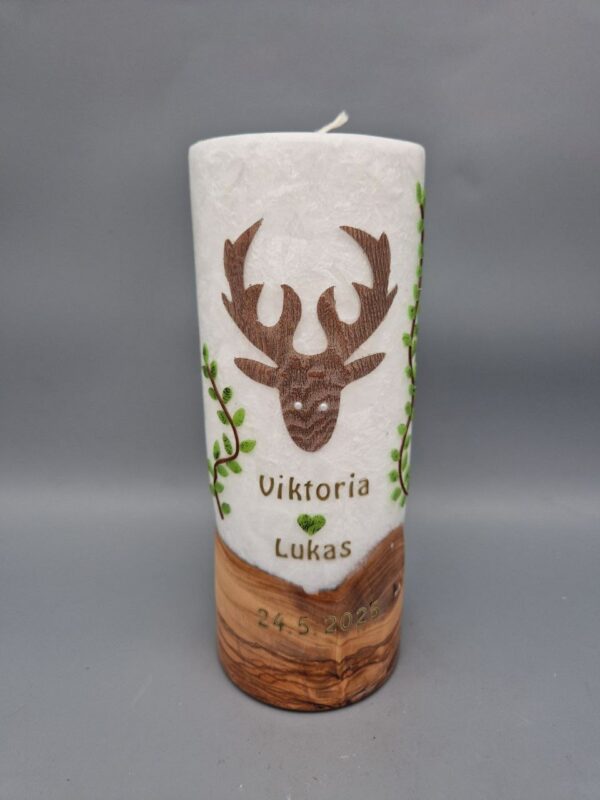 Stumpenkerze mit Echtholzstück und Docht "Hirsch mit Blätterranken", für Trachtenhochzeit, Jäger-Hochzeit, Hochzeit in den Bergen, Hochzeit in der Waldkapelle, 20 x 8 , Wachsmotiv, personalisiert