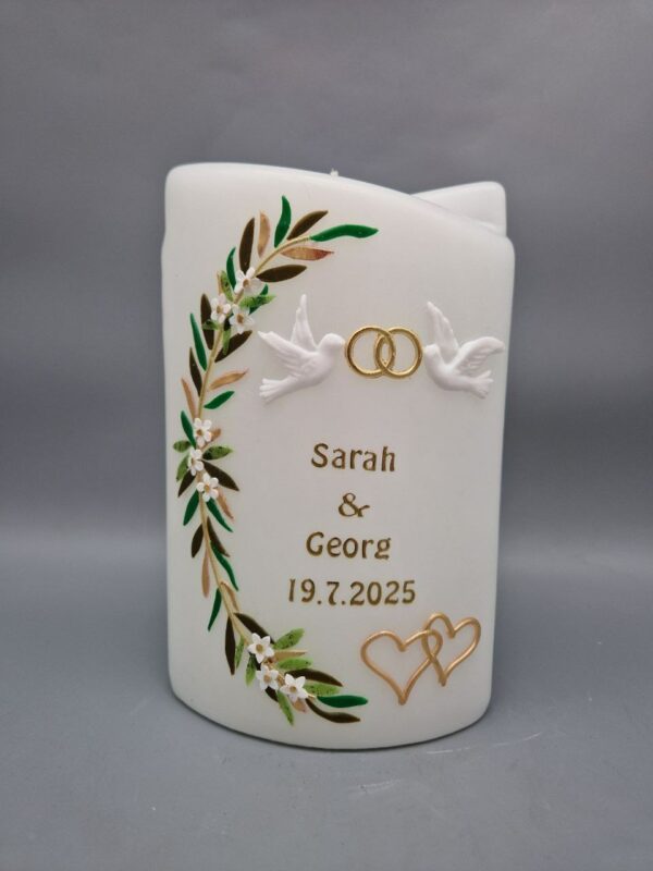 Sonder-Edition Hochzeitskerze 2-Flügel-Ellipse "Blüten-Blätterranke", Tauben, Eheringe, Herzen, 19 x 12 x 7 cm, Wachsmotive, personalisiert – Bild 2