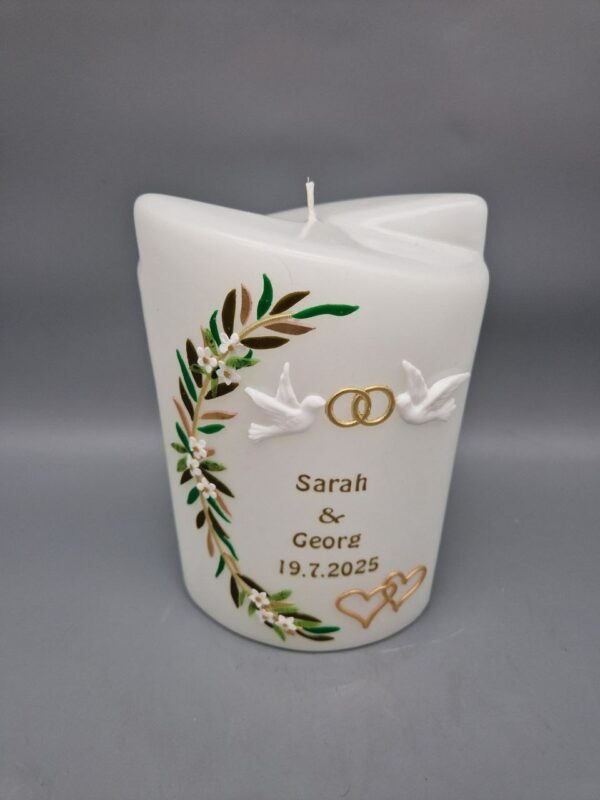 Sonder-Edition Hochzeitskerze 2-Flügel-Ellipse "Blüten-Blätterranke", Tauben, Eheringe, Herzen, 19 x 12 x 7 cm, Wachsmotive, personalisiert – Bild 3