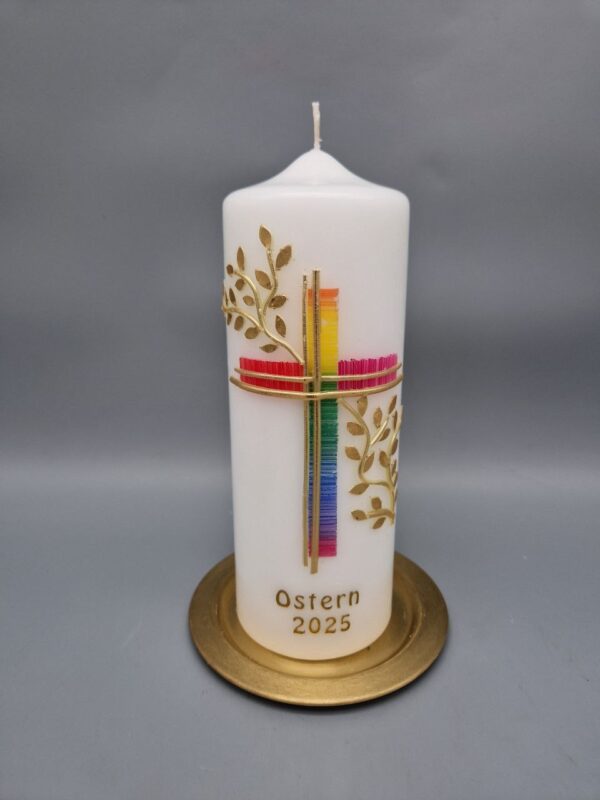 Premium Taufkerze, Kommunionkerze "Willkommen Liebling", 20 x 7 cm, Wachsmotive, Kreuz in Regenbogen-Farben, Blätterranke, personalisiert – Bild 2