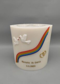 NACHHALTIGE Ovale Hochzeitskerze mit 2 Teelichtern "Regenbogen", Wachsmotiv, 19 x 14 x 8 cm, personalisiert