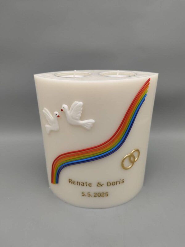 NACHHALTIGE Ovale Hochzeitskerze mit 2 Teelichtern "Regenbogen", Wachsmotiv, 19 x 14 x 8 cm, personalisiert