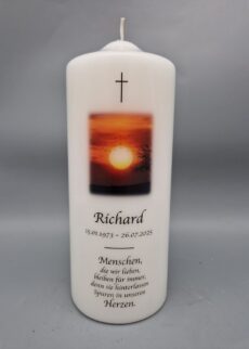 Trauerkerze "Sonnenuntergang" Spruch: Menschen, die wir lieben, bleiben für immer, denn Sie hinterlassen Spuren in unseren Herzen", 20 x 8 cm, Druckmotiv, personalisiert