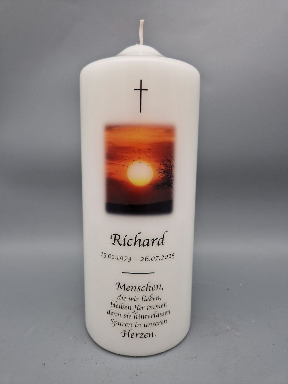 Trauerkerze "Sonnenuntergang" Spruch: Menschen, die wir lieben, bleiben für immer, denn Sie hinterlassen Spuren in unseren Herzen", 20 x 8 cm, Druckmotiv, personalisiert