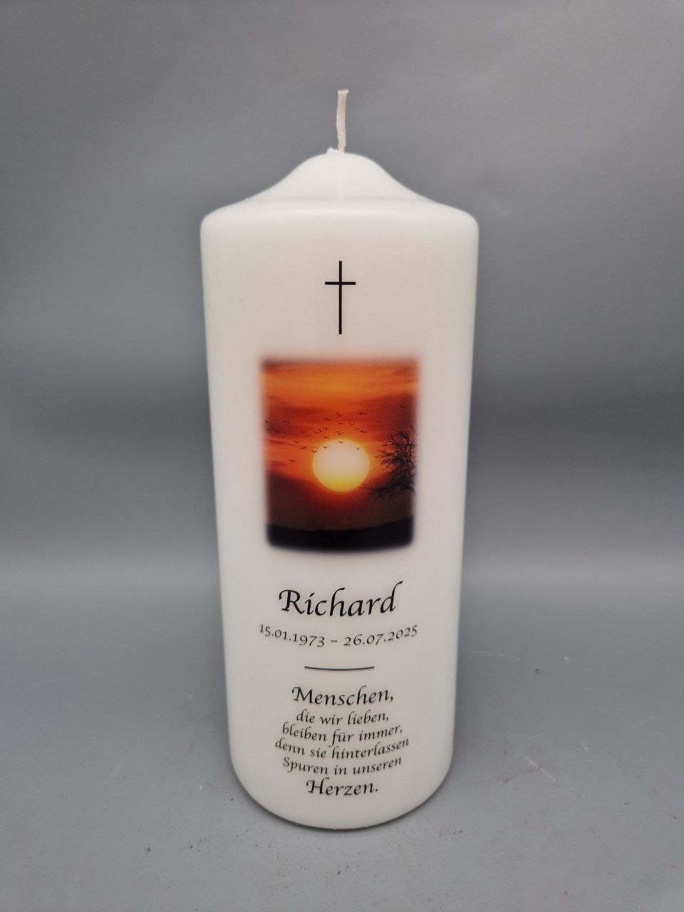 Trauerkerze "Sonnenuntergang" Spruch: Menschen, die wir lieben, bleiben für immer, denn Sie hinterlassen Spuren in unseren Herzen", 20 x 8 cm, Druckmotiv, personalisiert – Bild 4