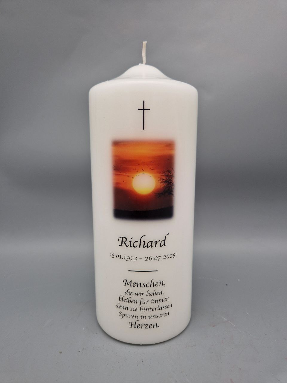 Trauerkerze "Sonnenuntergang" Spruch: Menschen, die wir lieben, bleiben für immer, denn Sie hinterlassen Spuren in unseren Herzen", 20 x 8 cm, Druckmotiv, personalisiert – Bild 3