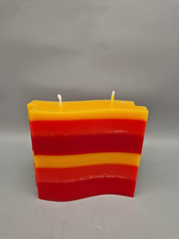 NACHHALTIGE Kerze Doppelwelle mit 2 Dochte "Willkommen Frühling", ca. 13 x 13 x 4 cm, schräge Streifen in warmen Farben, UNIKAT
