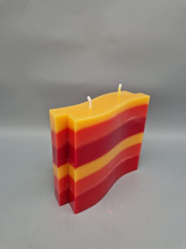 NACHHALTIGE Kerze Doppelwelle mit 2 Dochte "Willkommen Frühling", ca. 13 x 13 x 4 cm, schräge Streifen in warmen Farben, UNIKAT – Bild 3
