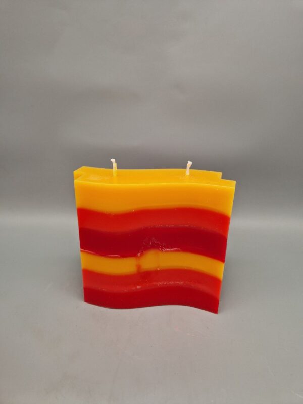NACHHALTIGE Kerze Doppelwelle mit 2 Dochte "Willkommen Frühling", ca. 13 x 13 x 4 cm, schräge Streifen in warmen Farben, UNIKAT – Bild 2