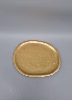 Edler Kerzenteller, ungleichmäßig oval geformt, in Gold, aus Aluminium, 16,5 x 14 x 0,5 cm - für Stumpenkerzen mit Durchmesser 7 oder 8 cm