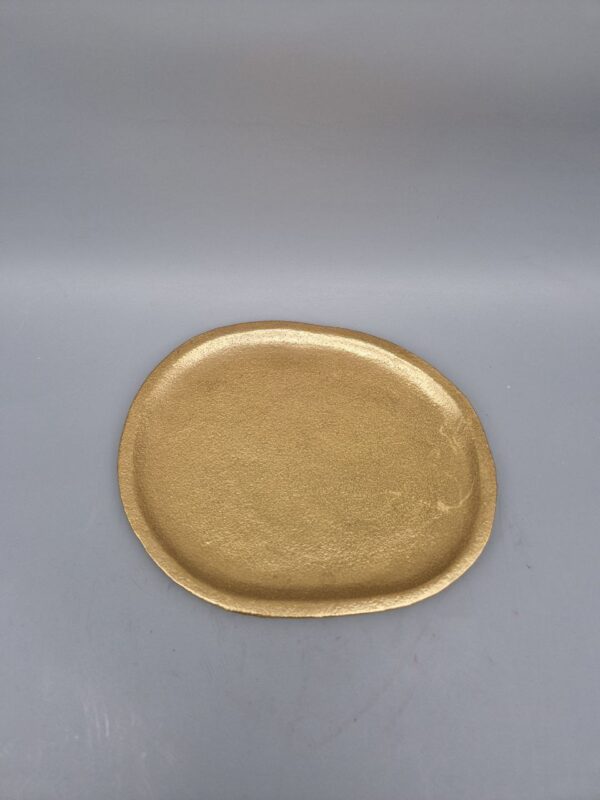 Edler Kerzenteller, ungleichmäßig oval geformt, in Gold, aus Aluminium, 16,5 x 14 x 0,5 cm - für Stumpenkerzen mit Durchmesser 7 oder 8 cm