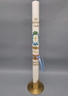 Taufkerze de Luxe aus STEARIN Wachs mit Kristall-Optik für Jungen "Kranz mit Blättern, Kreuz und Fisch", 40 x 3 cm, Wachsmotive, schöne Bänder, personalisiert - auch in Rosa erhältlich