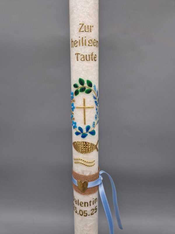 Taufkerze de Luxe aus STEARIN Wachs mit Kristall-Optik für Jungen "Kranz mit Blättern, Kreuz und Fisch", 40 x 3 cm, Wachsmotive, schöne Bänder, personalisiert - auch in Rosa erhältlich – Bild 3