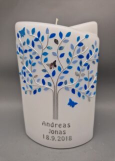 Premium Taufkerze 2-Flügel-Ellipse "Lebensbaum in Silber mit Blättern und Schmetterlingen in Blautönen", 19 x 12 x 7 cm, Wachsmotiv, personalisiert - auch mit Blättern in Rosa oder Grün erhältlich