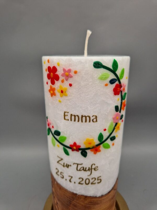 Taufkerze Stumpenkerze mit Echtholzstück und Docht "Bunte Blumenranke mit edlen Blättern", 20 x 8 cm, Wachsmotive, personalisiert – Bild 4