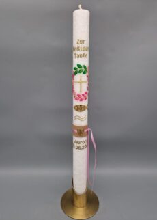 Taufkerze de Luxe aus STEARIN Wachs mit Kristall-Optik für Mädchen "Kranz mit ROSA Blättern, Kreuz und Fisch", 40 x 3 cm, Wachsmotive, schöne Bänder, personalisiert
