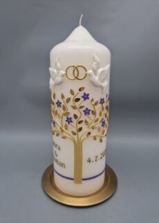Hochzeitskerze "2 Tauben, Eheringe und Lebensbaum in Gold mit Flieder Blumen", 22 x 8 cm, Wachsmotive, personalisiert