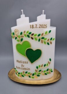 NACHHALTIGE Hochzeitskerze "Grüne Herzen mit Gold", Ellipse mit 2 Dochte, 17 x 13 x 6 cm, Wachsmotive, Recyclingwachs, personalisiert