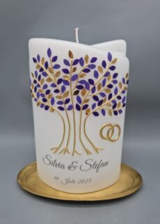 Hochzeitskerze "Lebensbaum in Gold mit Blättern in Flieder/Lila", 2-Flügel-Ellipse, Wachsmotiv und Druckmotiv kombiniert, personalisiert