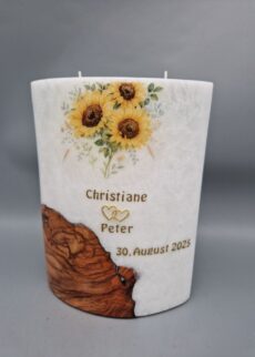 PREMIUM Ovale Hochzeitskerze mit ECHTHOLZSTÜCK und 2 Teelichtern "Sonnenblumen" aus Stearin, 21 x 14 x 8 cm, Druckmotiv, personalisiert