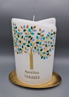Premium Taufkerze 2-Flügel-Ellipse "Lebensbaum in Gold mit Blättern in Blau, Grün, Gold und Beige", 19 x 12 x 7 cm, Wachsmotiv, personalisiert - auch mit Blättern in Rosa oder Grün erhältlich