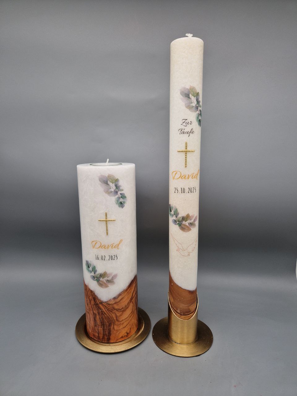 Taufkerzen SET mit ECHTHOLZSTÜCK "Eukalyptus-Zweige", Taufkerze 40 x 4 cm und Lebenskerze mit Teelicht 25 x 8 cm, Druckmotiv, Goldenes Wachskreuz, personalisiert – Bild 2