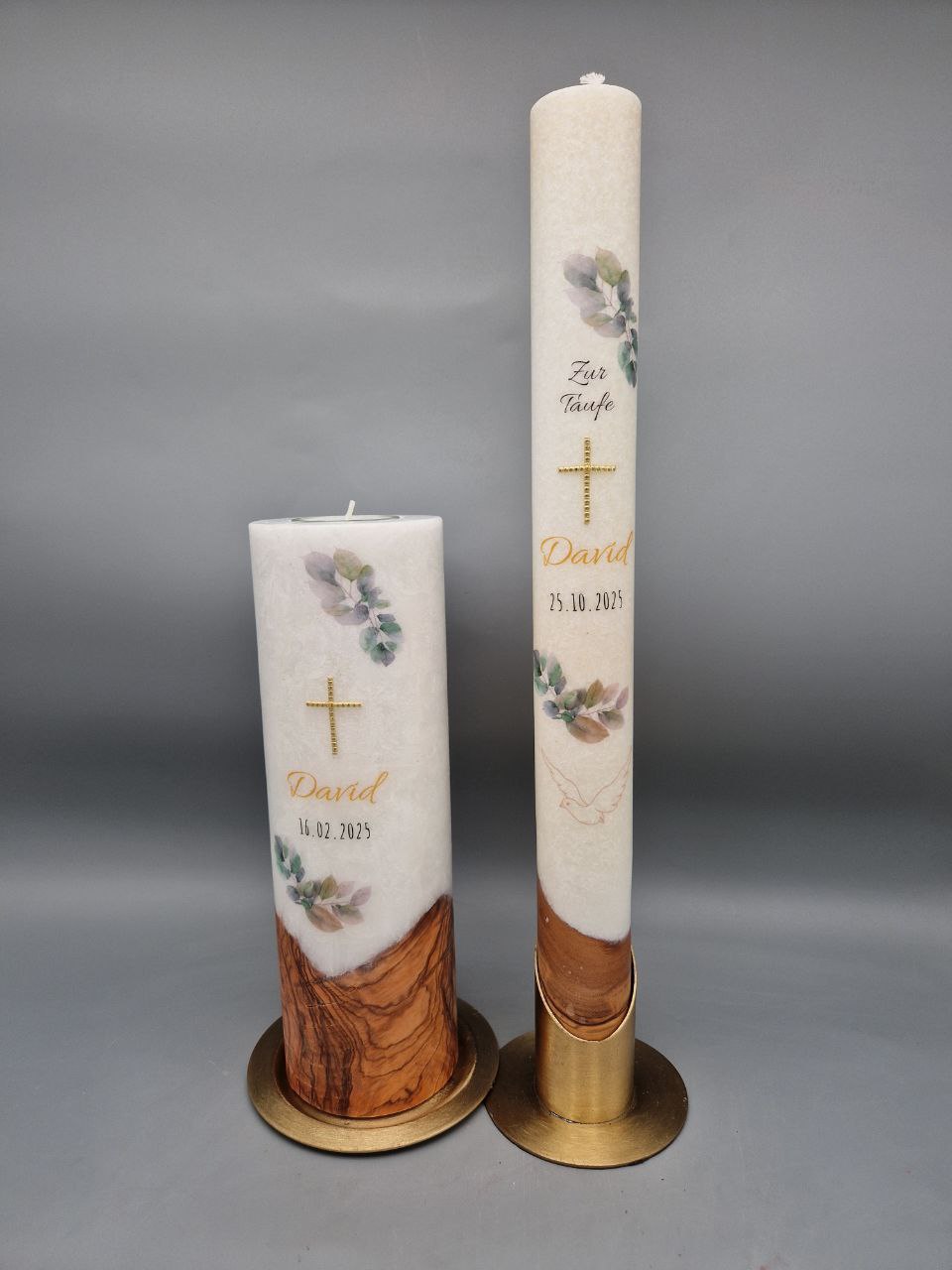 Taufkerzen SET mit ECHTHOLZSTÜCK "Eukalyptus-Zweige", Taufkerze 40 x 4 cm und Lebenskerze mit Teelicht 25 x 8 cm, Druckmotiv, Goldenes Wachskreuz, personalisiert – Bild 3