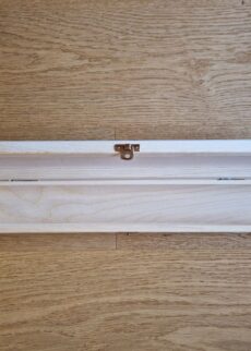 Premium Etui aus HOLZ für deine Taufkerze 40 x 3 cm und 40 x 4 cm mit Goldverschluss, mit spezieller Polsterfolie für die Taufkerze - 3 Fotos