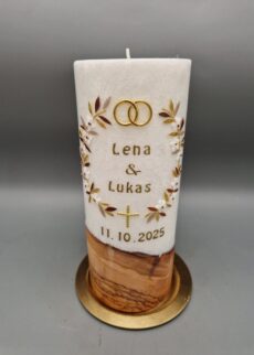 Superior Hochzeitskerze mit ECHTHOLZSTÜCK und Teelichteinsatz "We love wood", 20 x 8 cm, Stearin mit Kristall-Optik, Weiße Blüten mit Perlen, Blätter in Gold, Kupfer und Beige, Ringe, Kreuz, Wachsmotive, personalisiert