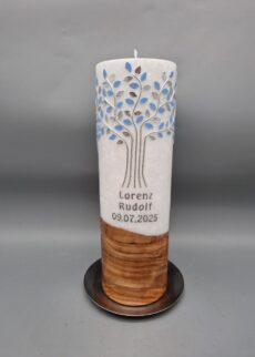 Premium Taufkerze mit Echtholzstück und Docht "Silberner Lebensbaum mit Blättern in Hellblau und Silber", Wachsmotiv, 25 x 8 cm, Stearin, das Motiv geht rund um die Kerze, personalisiert