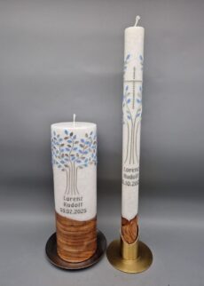 Superior 2-teiliges SET aus Taufkerze und Lebenskerze mit Echtholzstück und Docht "Lebensbaum Hellblau mit Silber", 40 x 3 cm (Besonderheit Durchmesser 3 cm!) und 25 x 8 cm, Stearin mit Kristall-Optik, Wachsmotiv, personalisiert