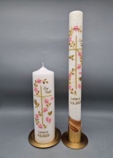 Premium 2-teiliges Taufkerzen-SET bestehend aus Taufkerze mit ECHTHOLZSTÜCK und Lebenskerze "Goldranke mit Rosa Blumen", Taube, Fisch, Herz, Babyfüße, 40 x 4 cm und 25 x 7 cm, Wachsmotiv, Stearin, personalisiert