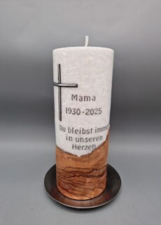 Premium Trauerkerze mit ECHTHOLZSTÜCK und DOCHT "Wachskreuz Schwarz mit Silber" , 20 x 8 cm, Aufschrift "MAMA", Spruch: "Du bleibst immer in unseren Herzen", personalisiert