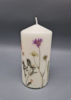 Stumpenkerze "Zarte Wiesenblumen rund um die Kerze", 12 x 6 cm, Druckmotiv