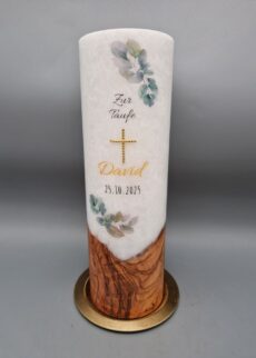Taufkerze mit ECHTHOLZSTÜCK und Teelichteinsatz, Junge, Mädchen "Eukalyptus-Zweige", 25 x 8 cm, Druckmotiv, Goldenes Wachskreuz, personalisiert