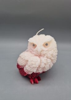 3D Kerze: "Eule", sehr detailgetreu, Creme, 8 cm hoch, Farbe: Creme mit Weinrot, nachhaltig aus Recyclingwachs, Handarbeit