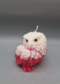 3D Kerze: "Eule", sehr detailgetreu, Creme, 8 cm hoch, Farbe: Creme mit Kirschrot, nachhaltig aus Recyclingwachs, Handarbeit