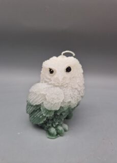 3D Kerze: "Eule", sehr detailgetreu, Creme, 8 cm hoch, Farbe: Creme mit Grün, nachhaltig aus Recyclingwachs, Handarbeit