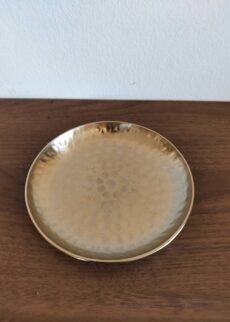 Eleganter, goldfarbener Kerzenteller im modernen Design