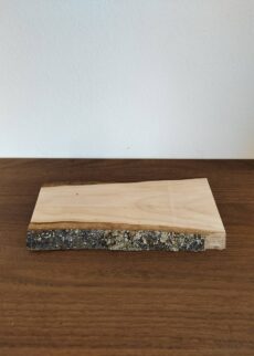 Länglicher Kerzenteller aus Holz mit Rinde