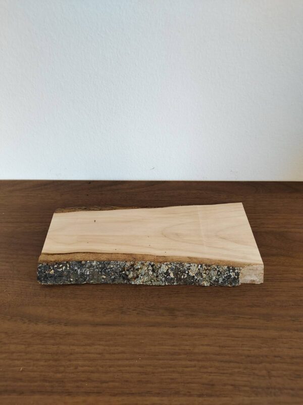Länglicher Kerzenteller aus Holz mit Rinde