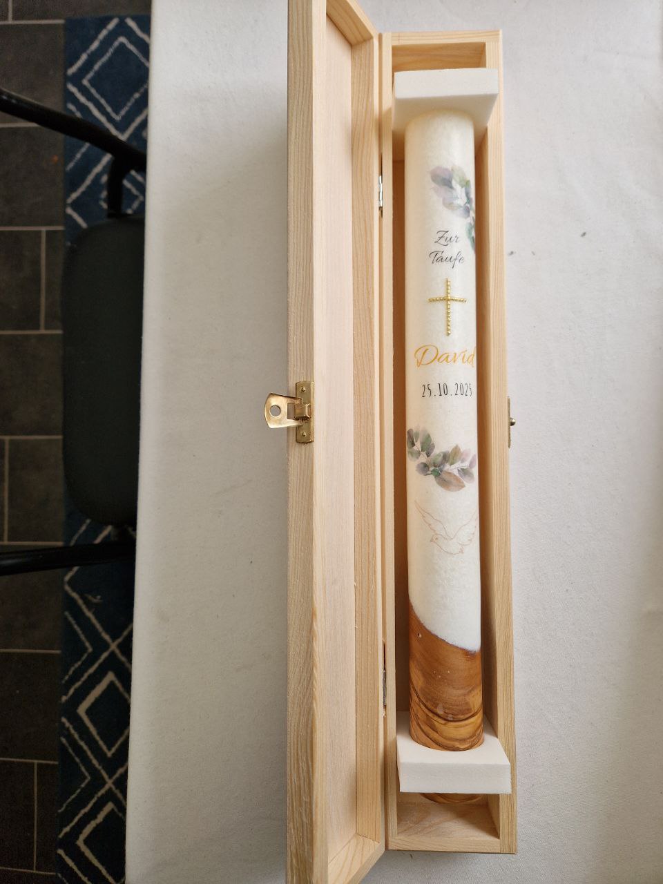 Taufkerzen SET mit ECHTHOLZSTÜCK "Eukalyptus-Zweige", Taufkerze 40 x 4 cm und Lebenskerze mit Teelicht 25 x 8 cm, Druckmotiv, Goldenes Wachskreuz, personalisiert – Bild 4